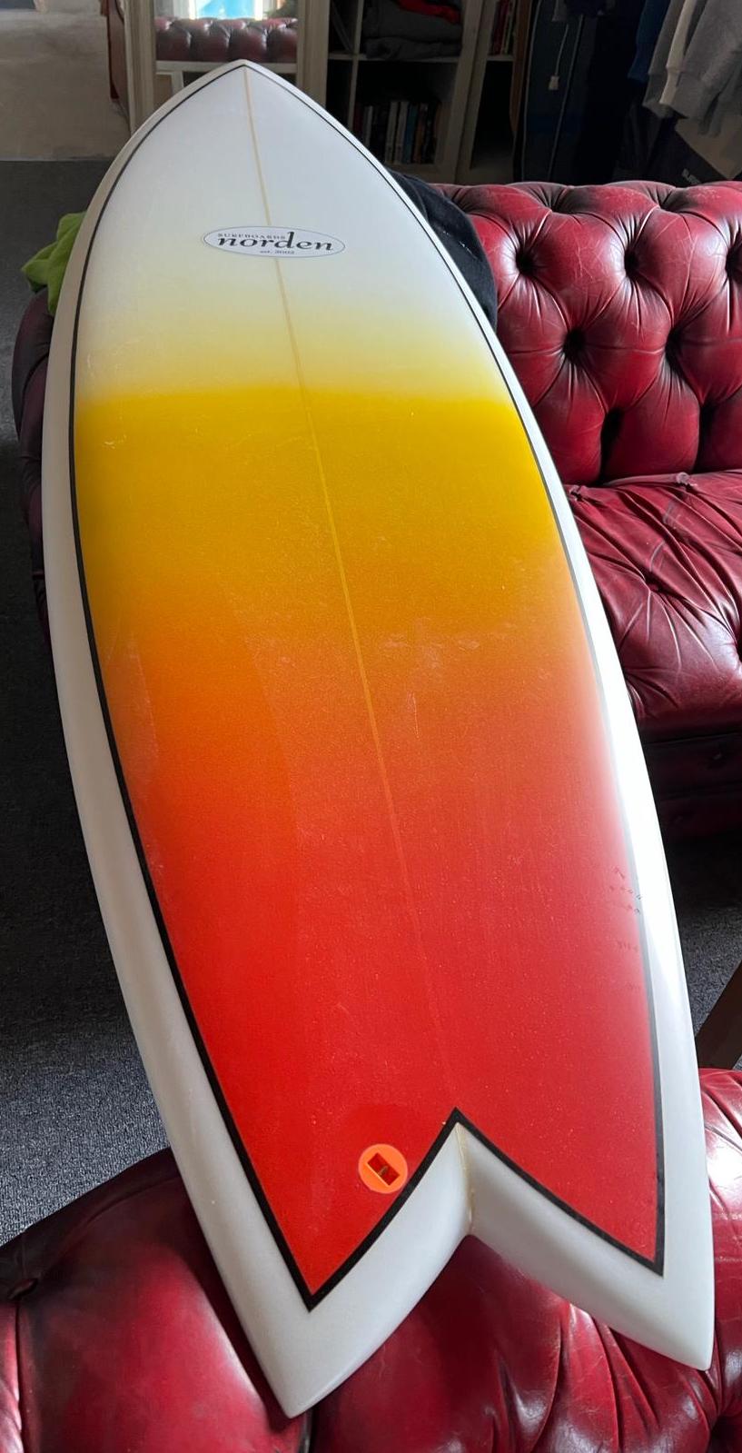 tabla de surf a medida 526bb703-85d1-40d6-b443-f2c2bb2d3df7